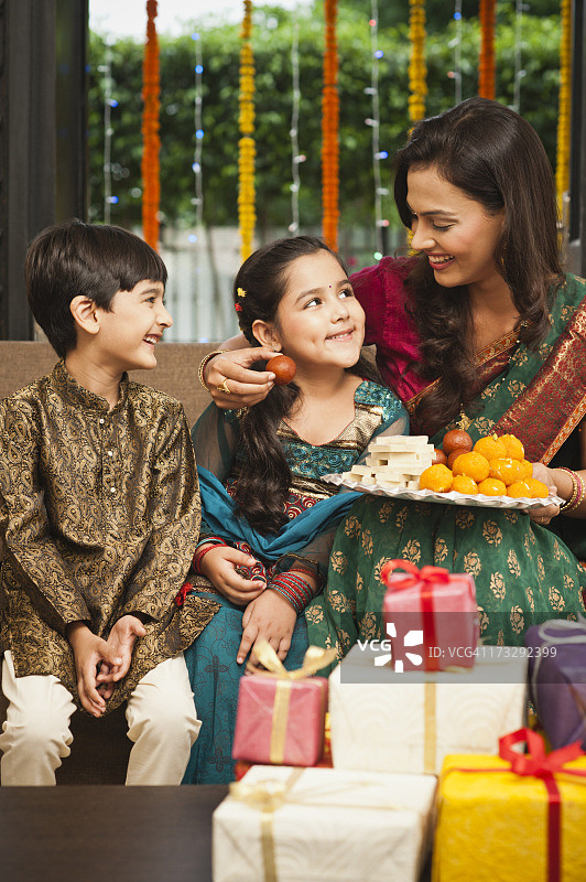 在排灯节上喂女儿古拉卜·贾穆恩的女人图片素材