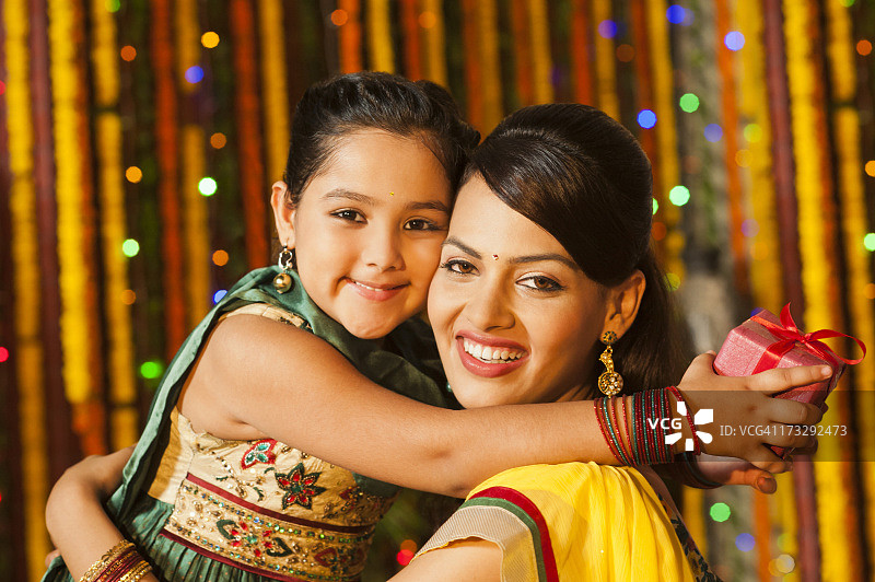 排灯节上拥抱女儿的女人图片素材