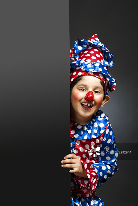 男孩模仿小丑图片素材