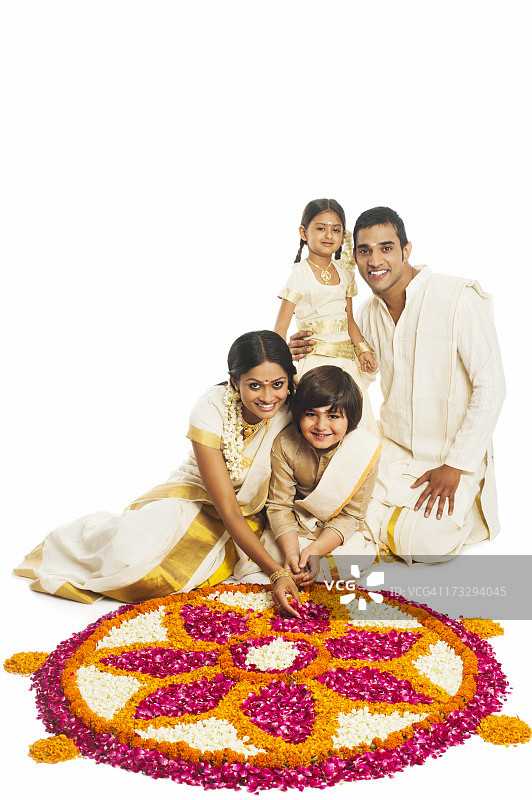 在欧南节用鲜花制作蓝果丽的南印度家庭图片素材