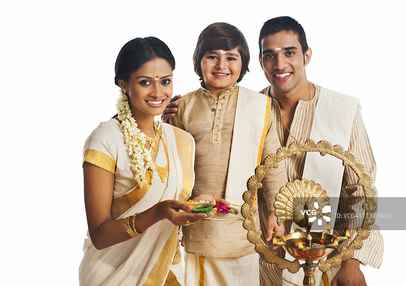 南印度家庭在奥南节期间点油灯图片素材