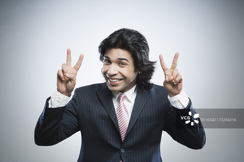 商人双手举着胜利的手势图片素材