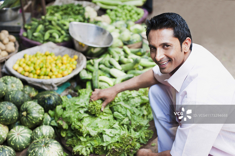 男人在市场上从摊位购买蔬菜，索纳，古尔冈，哈里亚纳邦，印度图片素材