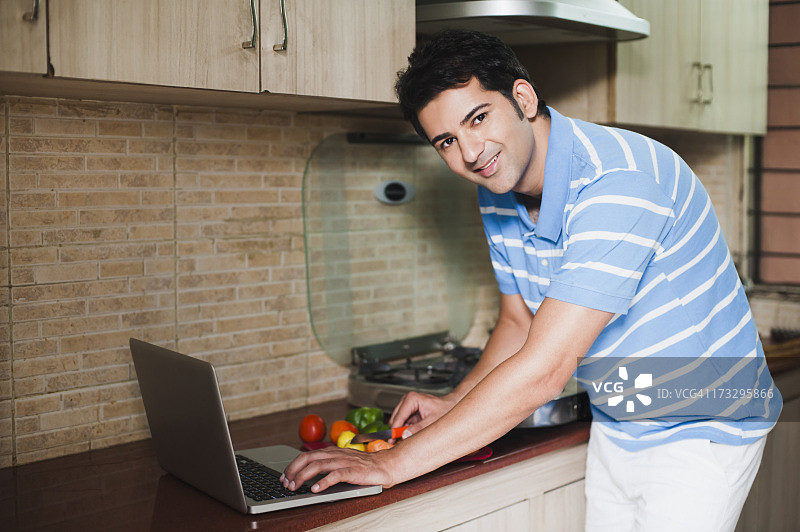 男人在厨房烹饪图片素材