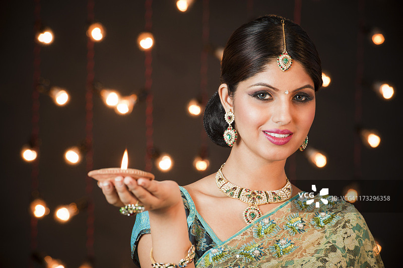 排灯节拿着油灯的女人图片素材