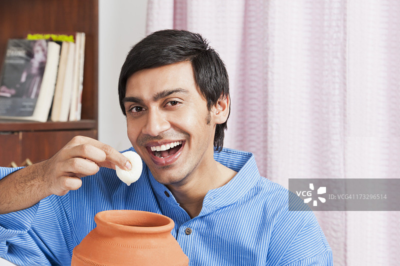 孟加拉男人吃拉斯古拉图片素材