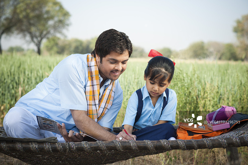 农民在田间教他的女儿，索纳，哈里亚纳邦，印度图片素材
