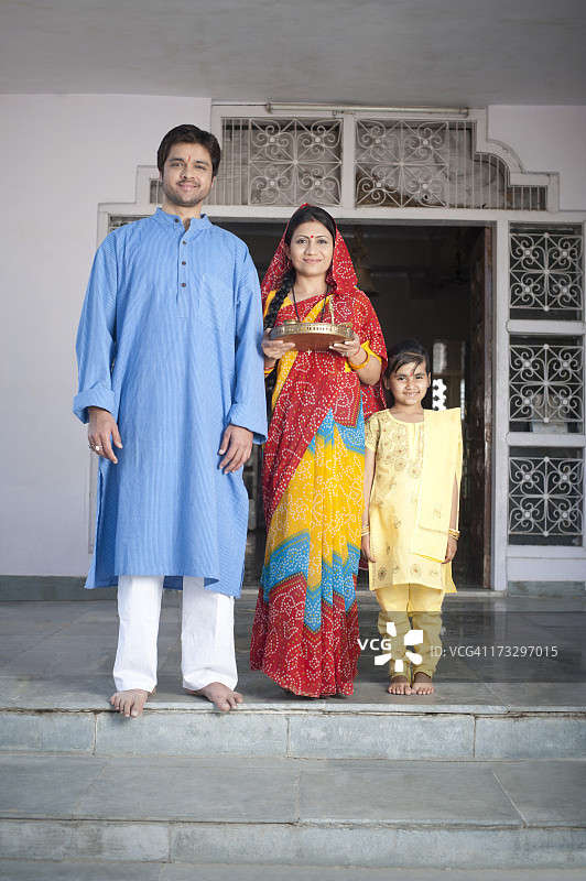 印度哈里亚纳邦索赫纳的乡村家庭在寺庙祈祷图片素材