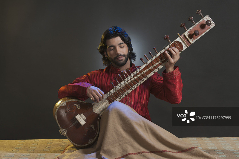 弹奏西塔琴的音乐家图片素材