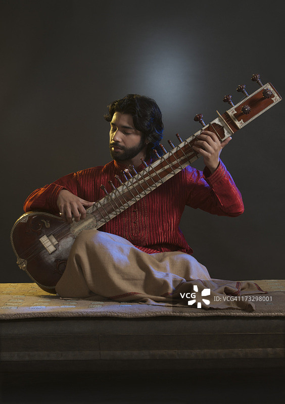 弹奏西塔琴的音乐家图片素材