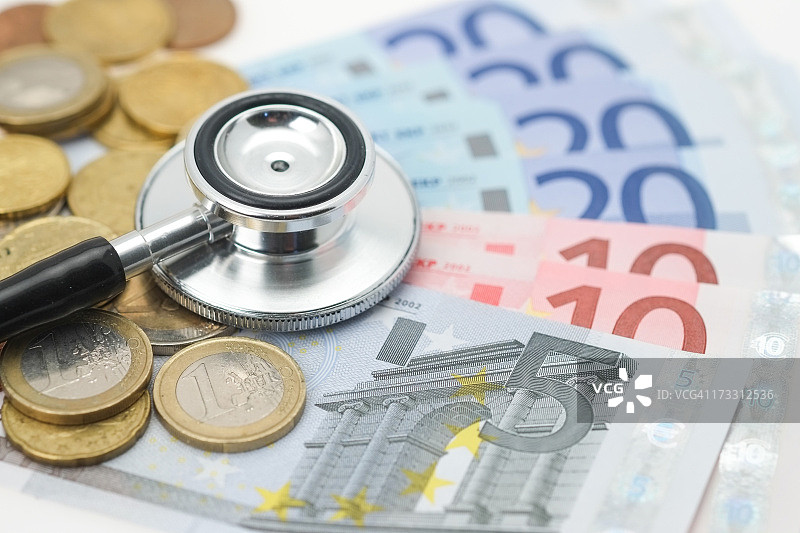 放置在欧元货币上的听诊器图片素材