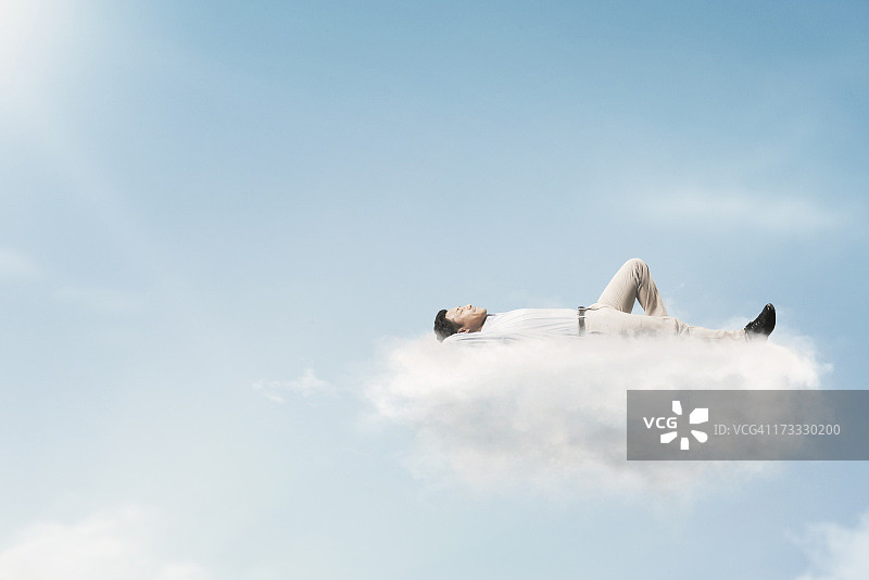 男人在云端放松图片素材
