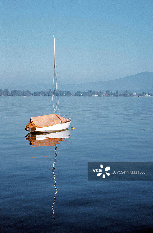 图恩湖上系泊的帆船图片素材