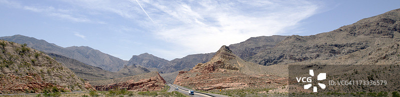 道路延伸的山丘景色图片素材