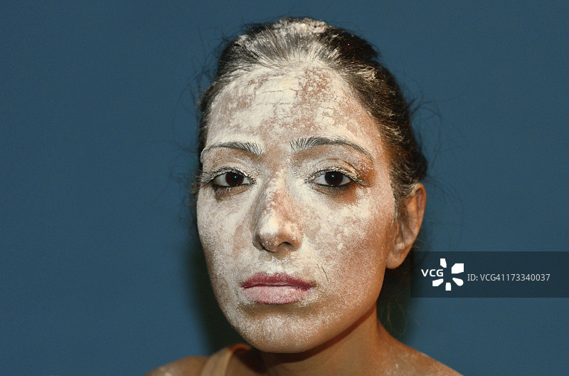脸上覆盖着白色粉末的女人图片素材