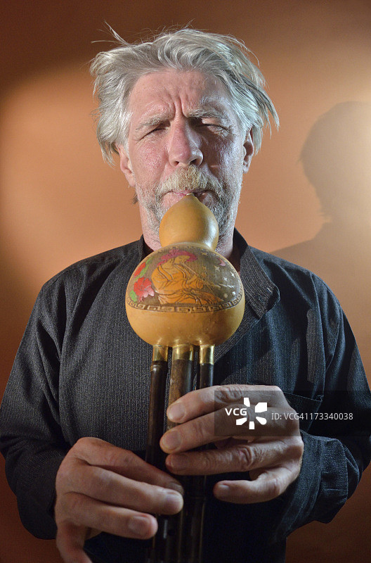 用无人机演奏中国葫芦丝的中年男人图片素材