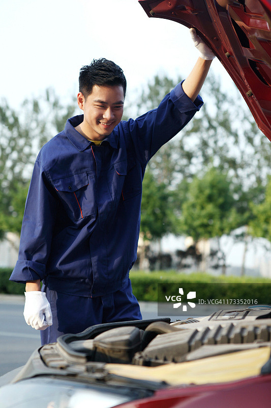 正在维修汽车的技工图片素材