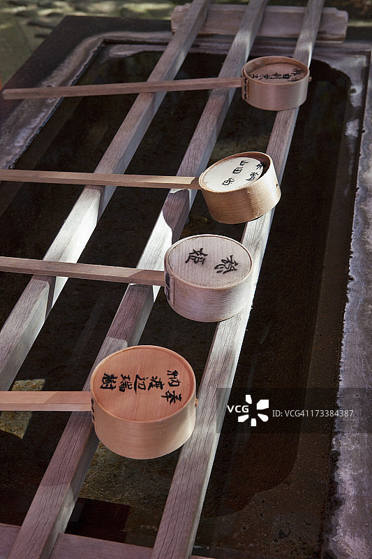 神社里装有水勺的洗手盆图片素材