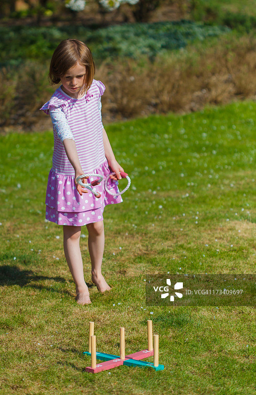 小女孩在玩套圈游戏图片素材