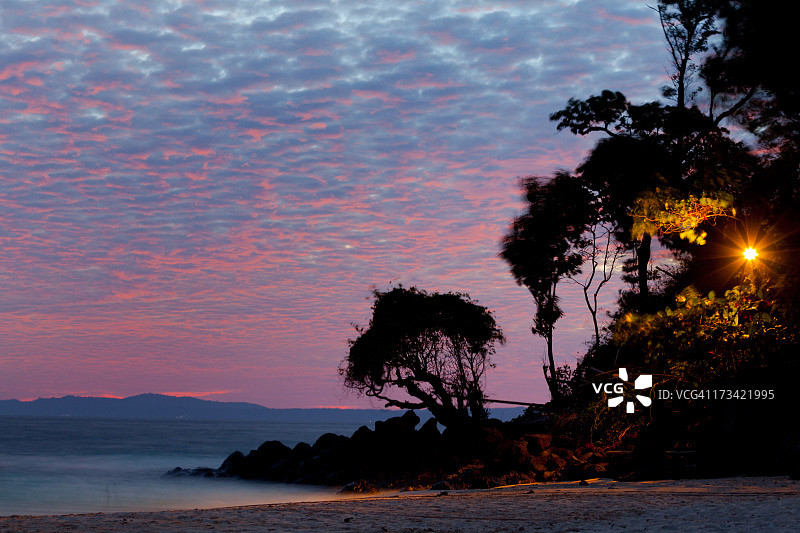 邦加岛海滩的黄昏刮风天，北苏拉威西图片素材
