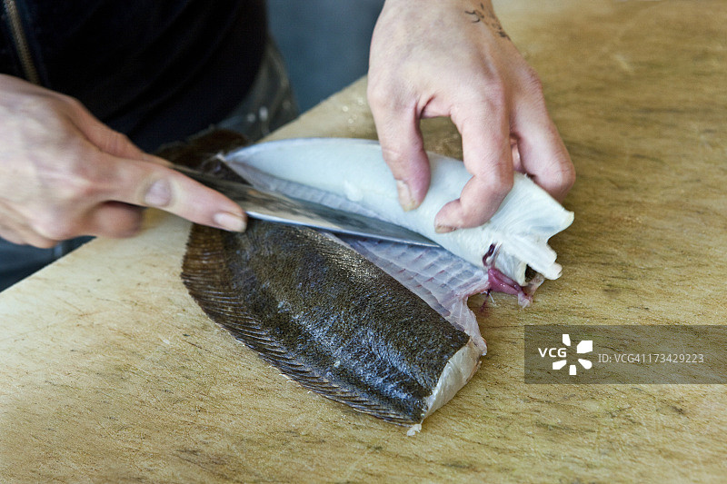 渔民处理大比目鱼图片素材