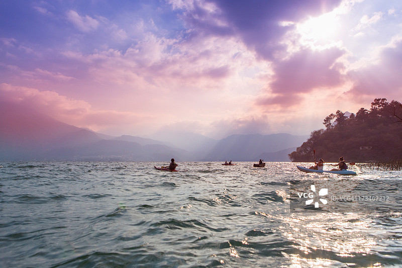 皮划艇穿越阿蒂特兰湖之旅图片素材