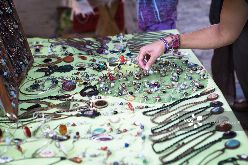 女人浏览当地小饰品图片素材