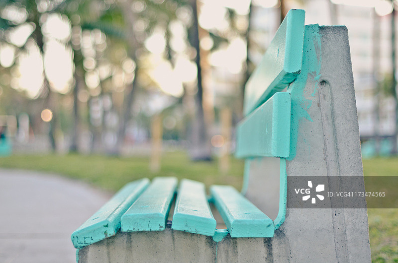 绿松石色的公园长椅图片素材