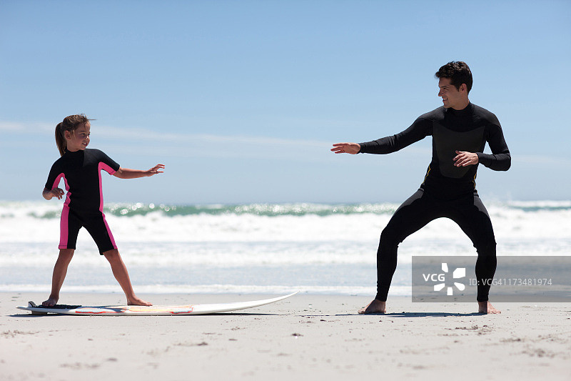 父亲教女儿冲浪图片素材