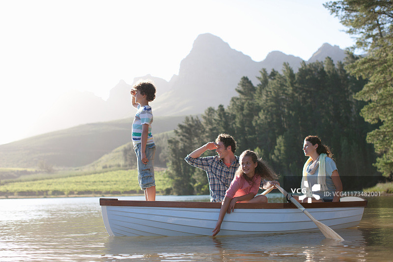 在湖上划船的一家人图片素材
