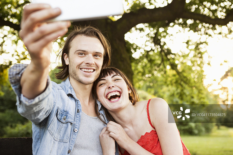 情侣用手持电脑设备拍照图片素材