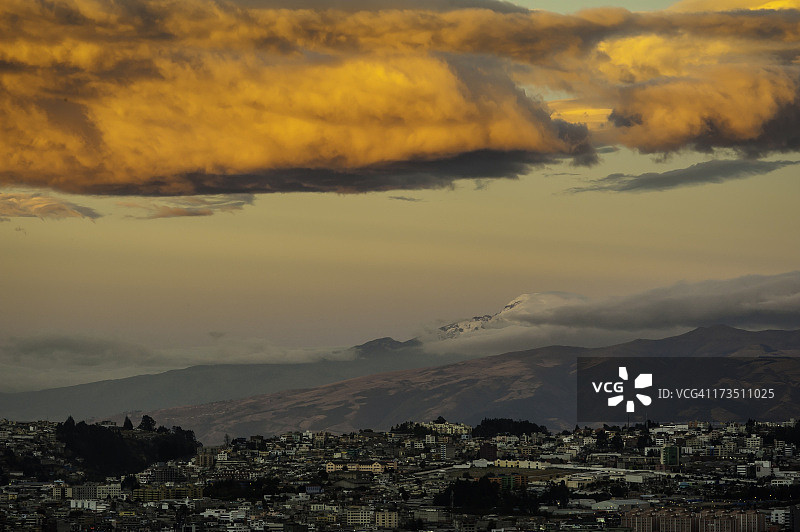 基多上空的火烧云图片素材