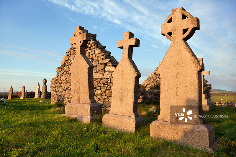 日落时分的乡村墓地图片素材