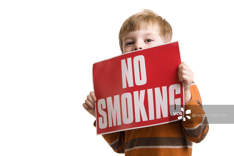 小男孩拿着禁止吸烟的红色标志图片素材