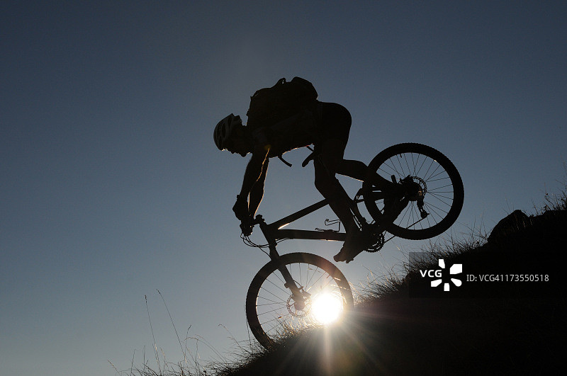 傍晚的山地自行车骑行者图片素材