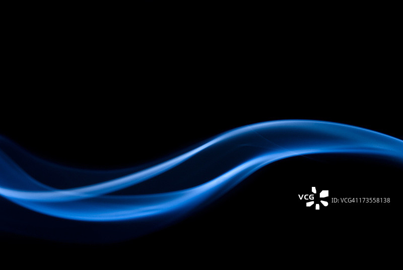 黑色背景上的蓝色霓虹波浪图片素材