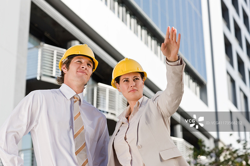 年轻建筑师抬头向上看图片素材