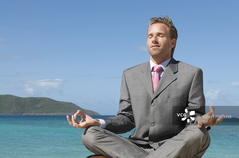 商人海边瑜伽图片素材