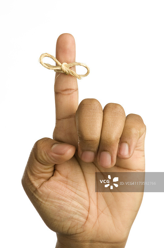手指上系着提醒绳的手图片素材