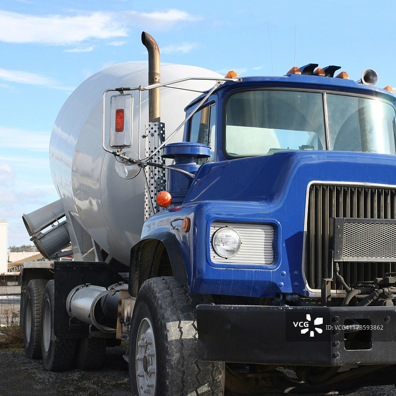 建筑行业：水泥搅拌车在工地浇筑混凝土图片素材