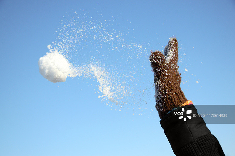 手扔雪球图片素材