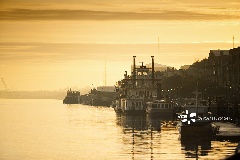 清晨的河船图片素材