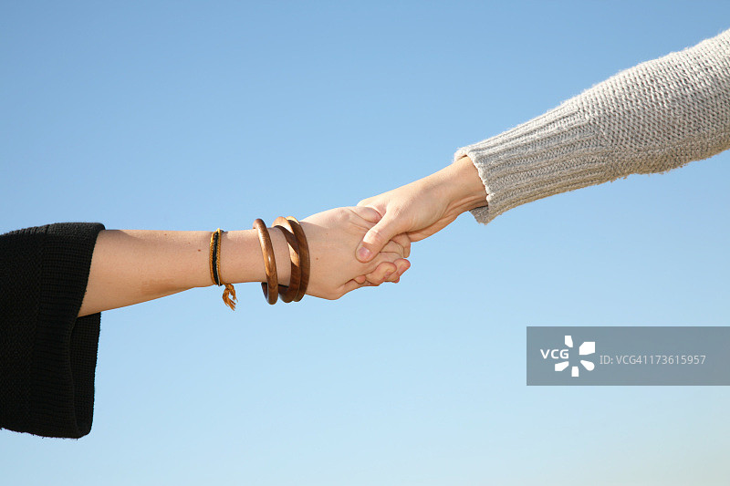 手牵手与天空背景图片素材
