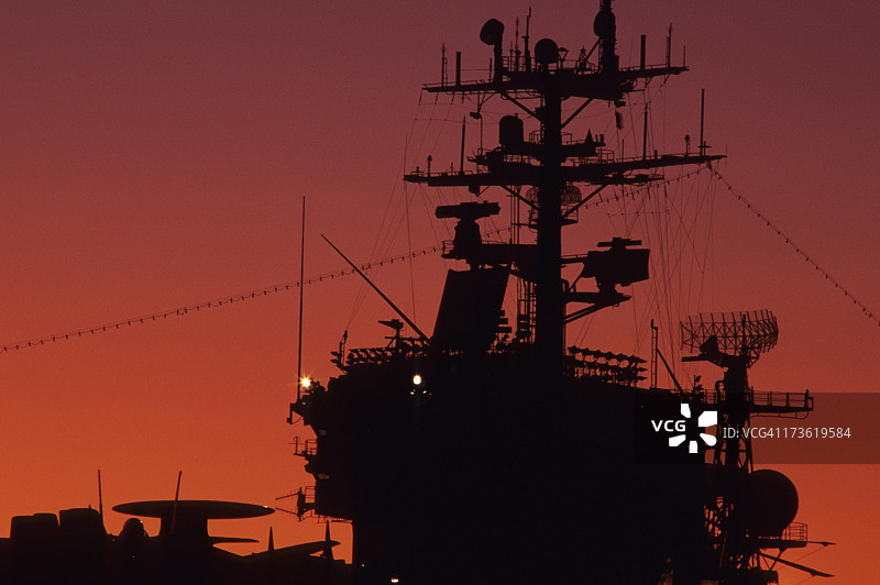 日落时的航空母舰图片素材