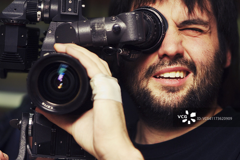 手部受伤的摄像师特写镜头图片素材