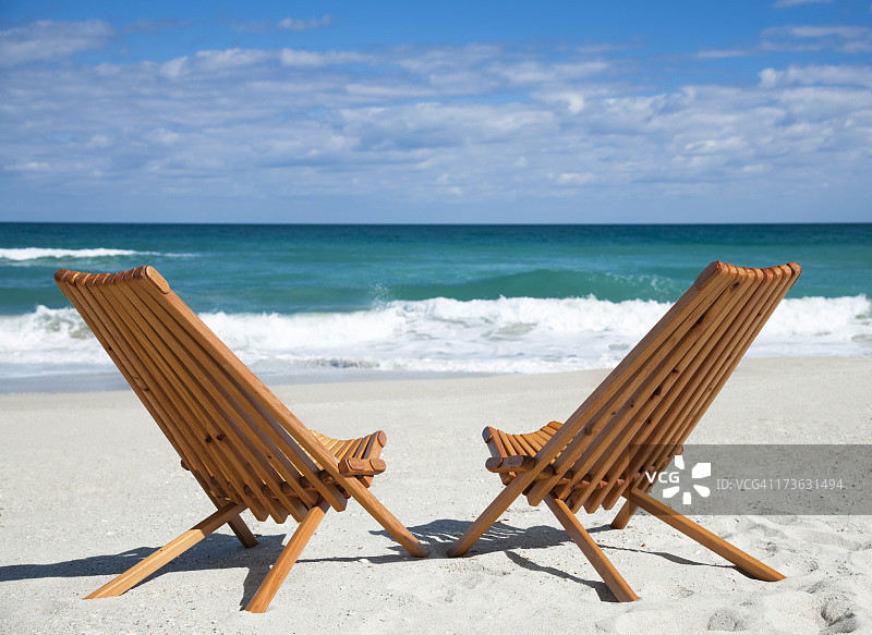 佛罗里达海滩上的空木椅图片素材