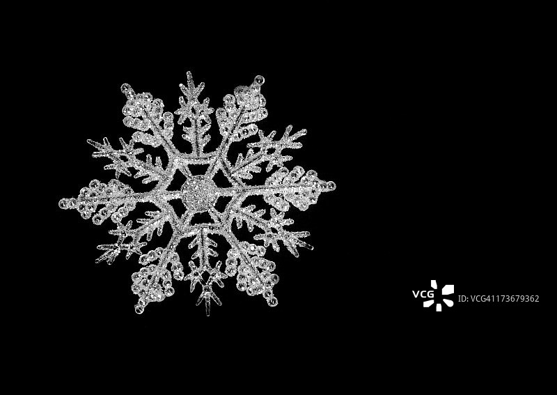 黑色背景上的冰雪花图片素材
