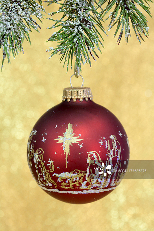 宗教：红色装饰上的圣诞耶稣诞生场景图片素材