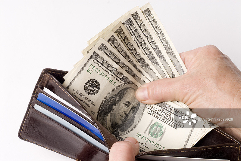 打开钱包，露出5张100美元钞票的手图片素材