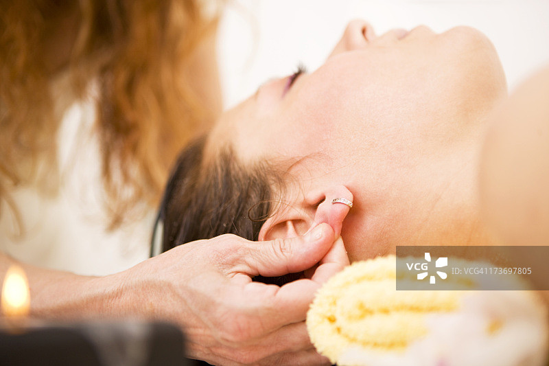 耳部按摩图片素材